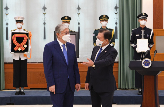 17일 문재인(오른쪽)대통령이 청와대에서 진행한 고 홍범도 장군 훈장 추서식에서 국빈 방한한 카심-조마르트 토카예프(왼쪽) 카자흐스탄 대통령과 대화하고 있다. 연합뉴스.